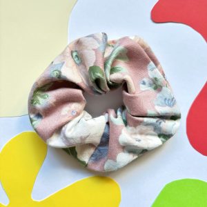 Oudroze bloemen scrunchie